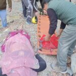 भवाली हादसे में मृत व्यक्ति को स्ट्रेचर पर ले जाने का इंतजाम करती पुलिस।