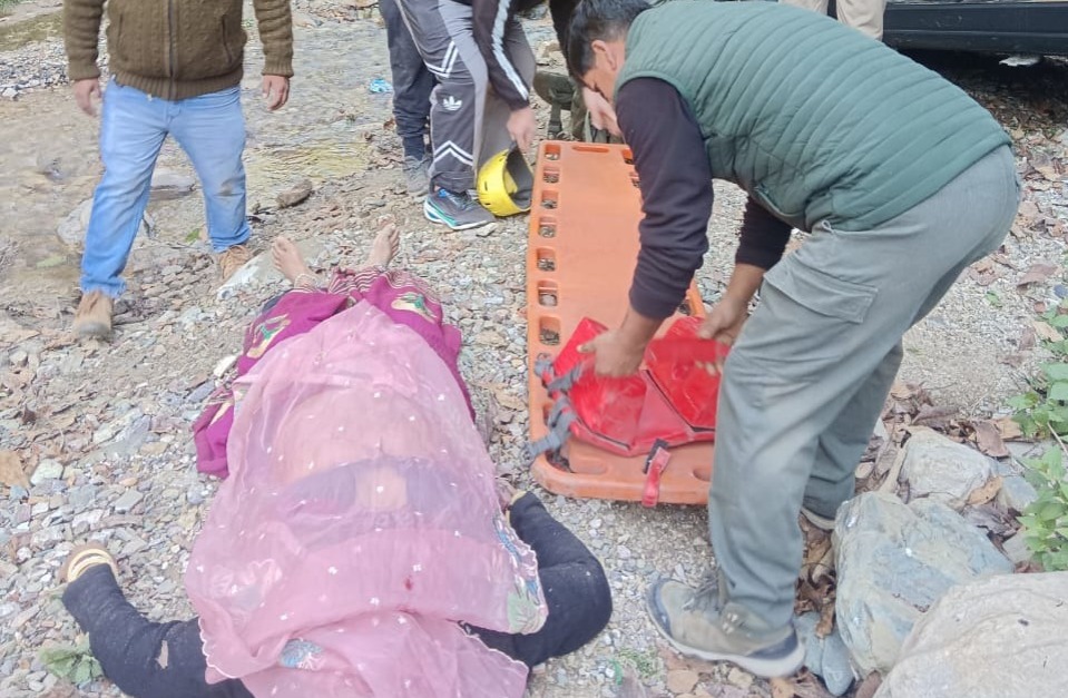 कैंचीधाम जा रहा कार सवार परिवार खाई में गिरा, 3 महिलाओं की मौत