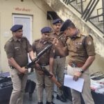 असलहे की नाल में झांक कर नाल की साफ-सफाई चेक करते सीओ सिटी अमित कुमार सैनी।