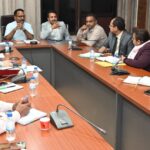 बनभूलपुरा रेलवे भूमि अतिक्रमण मामले पर बैठक करते जिलाधिकारी ललित मोहन रयाल।