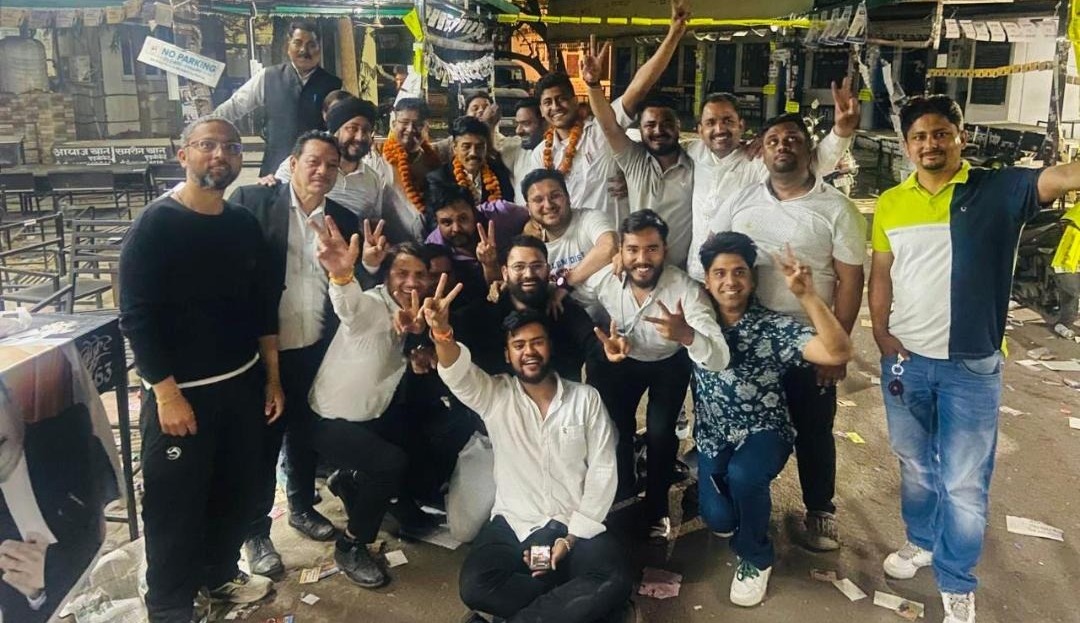 हल्द्वानी बार एसोसिएशन चुनाव जीतने के बाद साथियों के साथ गोविंद बिष्ट।