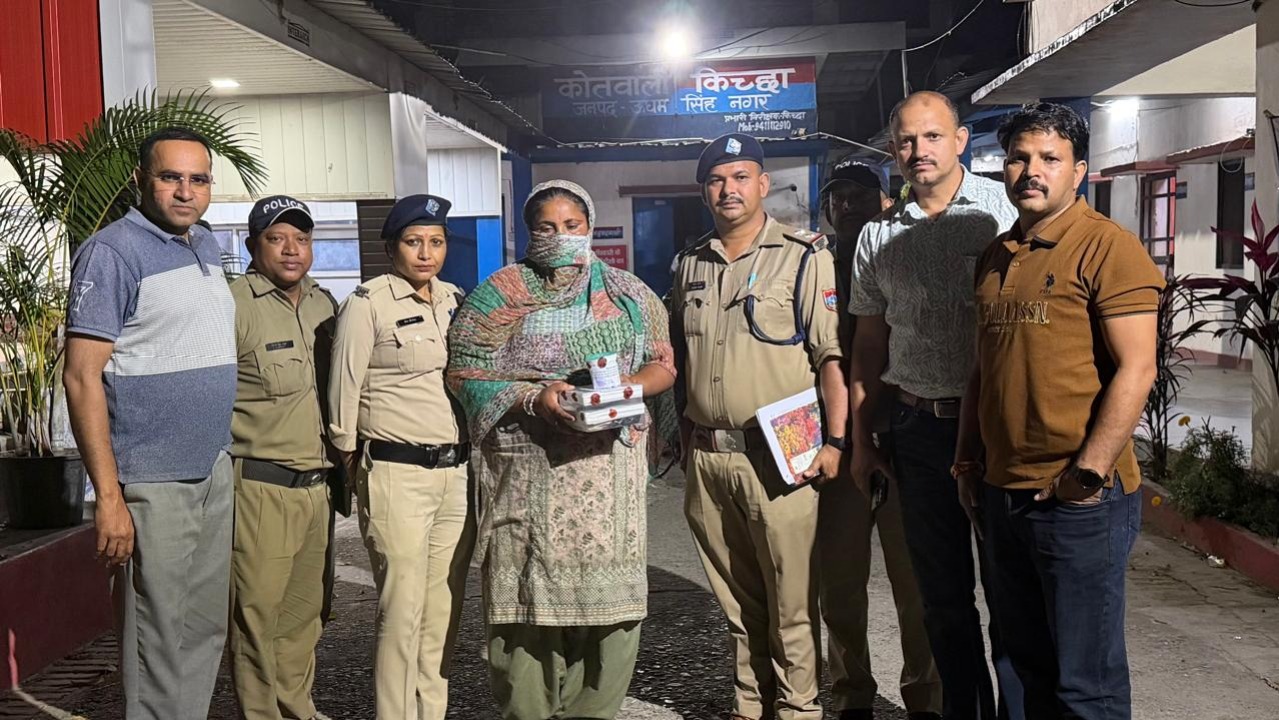 एसटीएफ और पुलिस की गिरफ्त में स्मैक तस्कर सुरेंदर कौर।