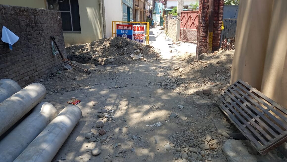 बद्रीपुरा में सीवर खोदाई से दुर्दशाग्रस्त सड़क।