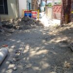 बद्रीपुरा में सीवर खोदाई से दुर्दशाग्रस्त सड़क।