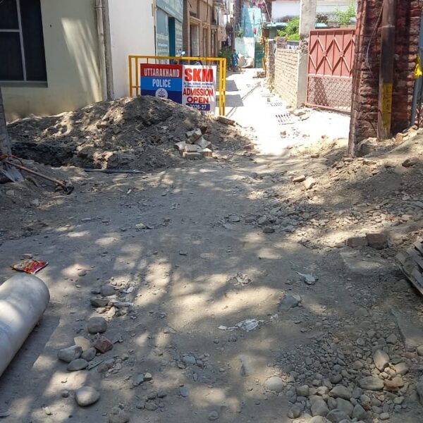 सीवर खुदाई में खुली बद्रीपुरा की हकीकत: कहीं चौड़ी, कहीं संकरी गलियां, लोग परेशान