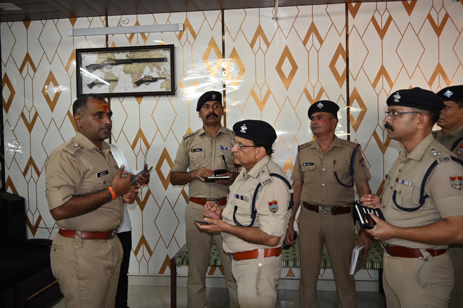 गोरापड़ाव में घटना स्थल पर एसपी सिटी मनोज कत्याल से विचार-विमर्श करते एसएसपी डॉ.मंजूनाथ टीसी।