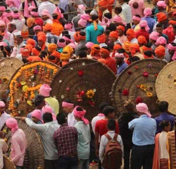 पत्थरों की बारिश में गूंजती आस्था, सदियों से जारी देवीधुरा की बग्वाल