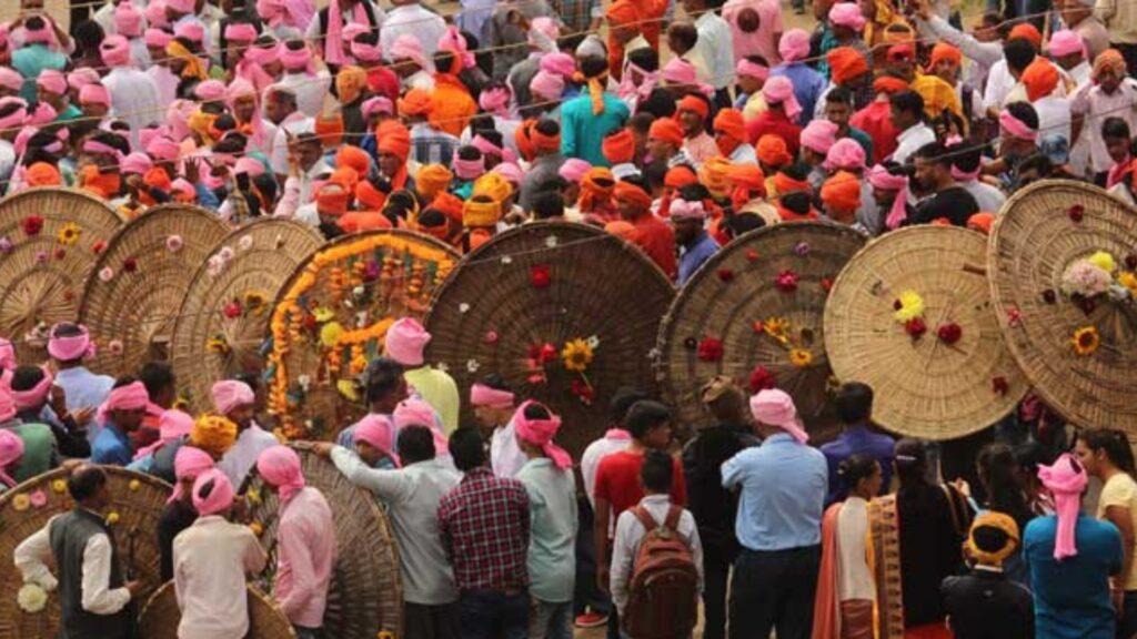 पत्थरों की बारिश में गूंजती आस्था, सदियों से जारी देवीधुरा की बग्वाल