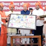 युवा संवाद कार्यक्रम में मुख्यमंत्री पुष्कर सिंह धामी को सम्मानित करते लोग।