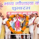 गौशाला लोकार्पण कार्यक्रम में सीएम पुष्कर सिंह धामी का स्वागत करते लोग।