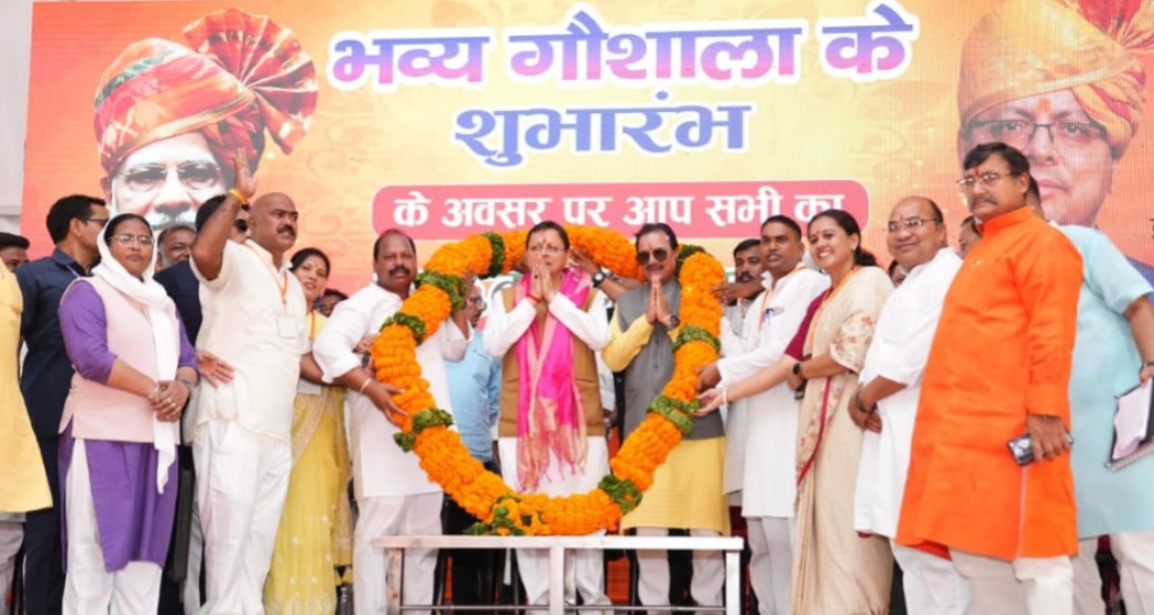 गौशाला लोकार्पण कार्यक्रम में सीएम पुष्कर सिंह धामी का स्वागत करते लोग।