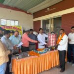 दुग्ध उत्पादकों को उपहार देते दुग्ध संघ के अध्यक्ष मुकेश बोरा व अन्य।