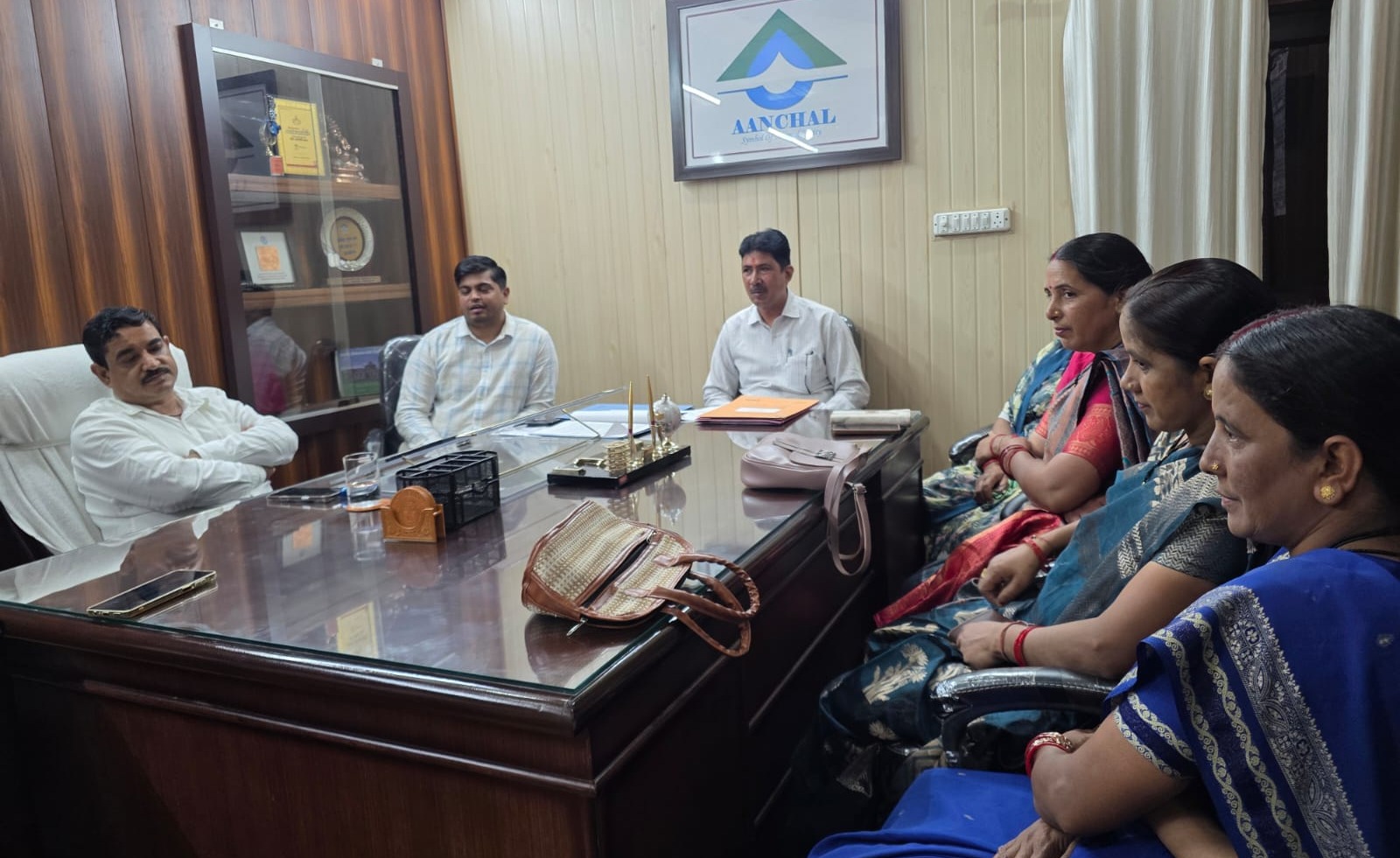 बोर्ड बैठक लेते दुग्ध संघ अध्यक्ष मुकेश बोरा।