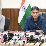 साइबर क्राइम की जानकारी देते अपर पुलिस महानिदेशक, अपराध एवं कानून व्यवस्था वी. मुरुगेशन।