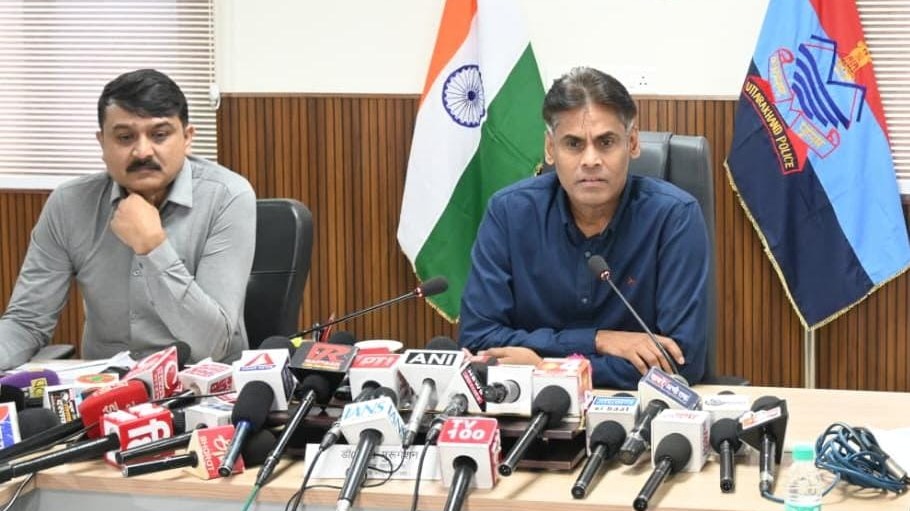 साइबर क्राइम की जानकारी देते अपर पुलिस महानिदेशक, अपराध एवं कानून व्यवस्था वी. मुरुगेशन।