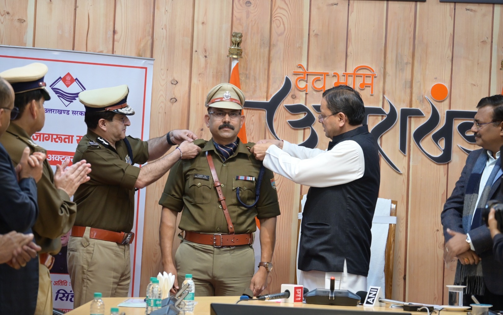 डॉ.जगदीश चंद्र को प्रतीक चिह्न अलंकृत करते मुख्यमंत्री पुष्कर सिंह धामी व डीजीपी दीपम सेठ। .jpeg